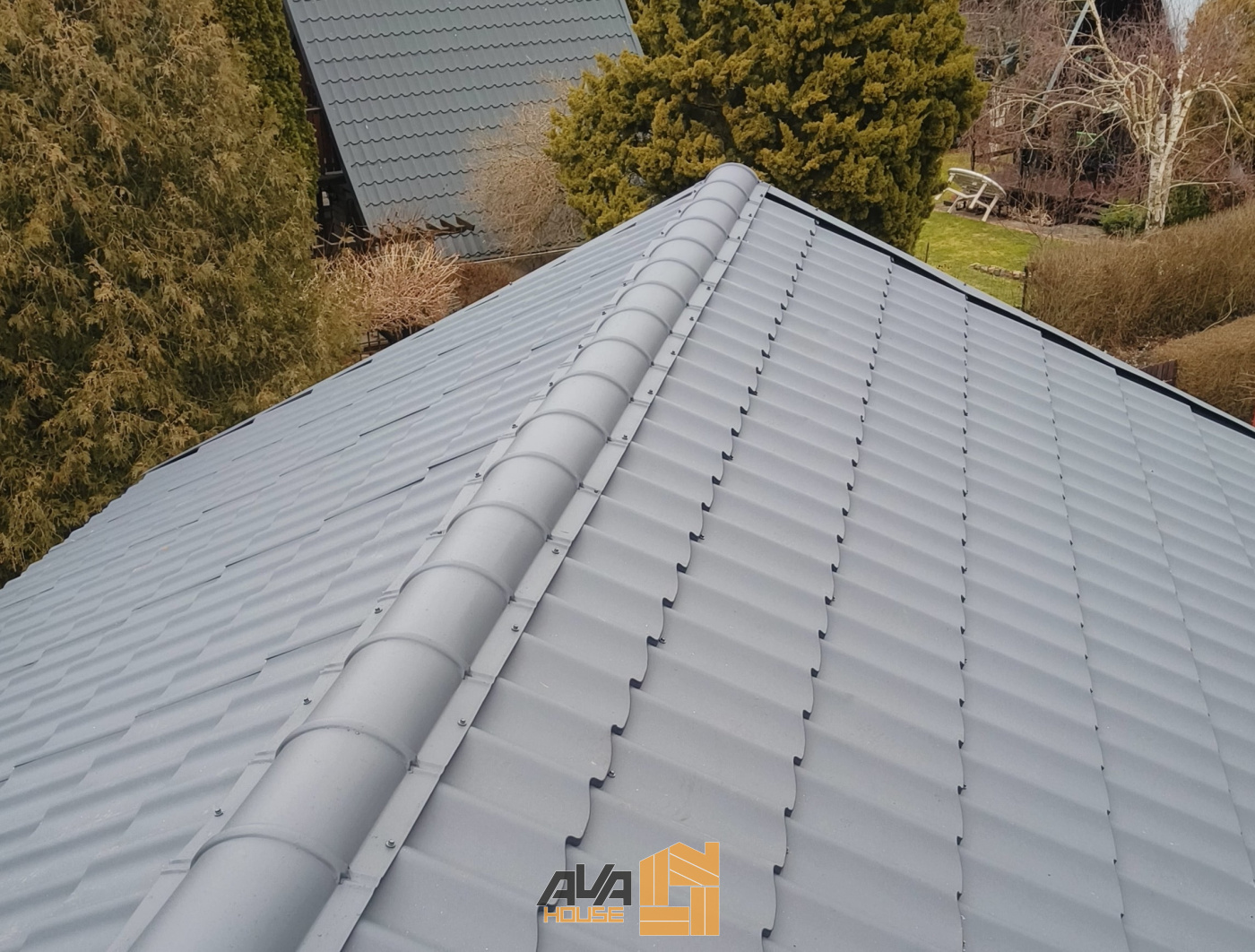 Wybór Pokrycia Dachu Letniego Domku: Gont vs. Blachodachówka