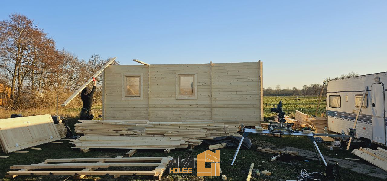 Proces Budowy Domków z Bali Piętrowych: Samodzielny Montaż czy Zaufanie Specjalistom?